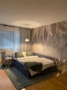 um quarto com uma cama grande num quarto em Design, Hochschule, Wildpark, Zentral, Waipu TV, Netflix em Pforzheim