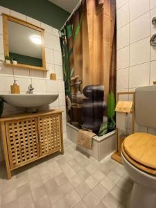 uma casa de banho com um lavatório e um WC em Design, Hochschule, Wildpark, Zentral, Waipu TV, Netflix em Pforzheim