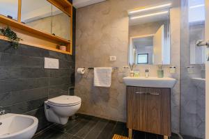 Sun Villas Accommodation Brasov في براشوف: حمام مع مرحاض ومغسلة ومرآة