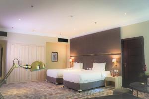 Letto o letti in una camera di Ramada by Wyndham Doha Old Town