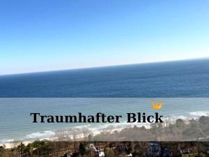 a view of the ocean with the words trammelatter blick at Top - Seaside Appartement mit Meerblick in Timmendorfer Strand