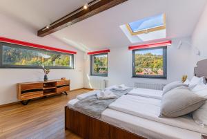 Säng eller sängar i ett rum på Sun Villas Accommodation Brasov
