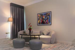Area soggiorno di Ramada by Wyndham Doha Old Town