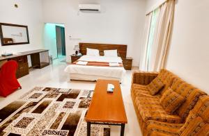 Rúm í herbergi á Khasab Hotel
