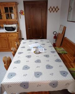 uma cozinha com uma mesa com uma toalha de mesa de bolinhas em Pellestrina Vacanze em Pellestrina