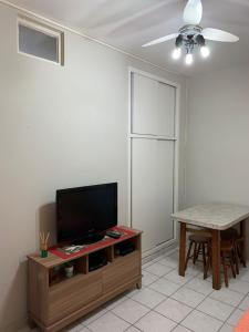 Una televisión o centro de entretenimiento en Apartamento com ótima localização em Capão da Canoa