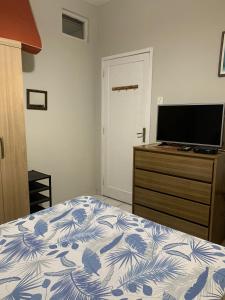 Una televisión o centro de entretenimiento en Apartamento com ótima localização em Capão da Canoa 5 fotos más