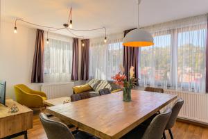 Sun Villas Accommodation Brasov في براشوف: غرفة معيشة مع طاولة وأريكة