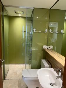 クアラルンプールにあるSky Suites KLCC by GENESISのトイレ、シャワー、洗面台を備えたバスルーム +109枚の写真