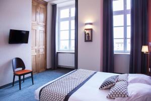 Łóżko lub łóżka w pokoju w obiekcie Hôtel Val-Vignes Colmar Haut-Koenigsbourg, The Originals Relais