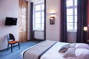 Rúm í herbergi á Hôtel Val-Vignes Colmar Haut-Koenigsbourg, The Originals Relais