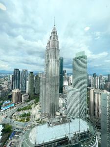 クアラルンプールにあるSky Suites KLCC by GENESISの高層ビルが立ち並ぶ街の景色