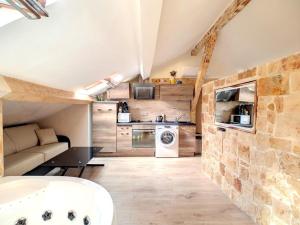 カンヌにあるStudio luxe jacuzzi croisetteの小さな家の中の小さなキッチンとリビングルーム