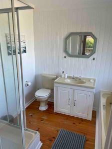 Kylpyhuone majoituspaikassa Birdsong Your Brenton-on-Sea home-away-from-home
