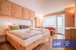 ein Schlafzimmer mit einem großen Bett in einem Zimmer in der Unterkunft Alexandra 611 by Arosa Holiday in Arosa