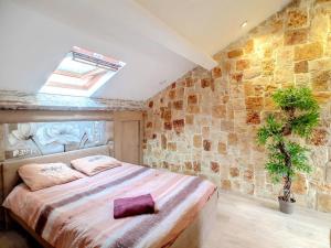 - une chambre avec un lit dans une pièce dotée d'une fenêtre dans l'établissement Studio luxe jacuzzi croisette, à Cannes