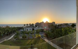 een uitzicht op de zonsondergang vanaf het balkon van een gebouw bij Harmony Seaview Apartments in Paphos City