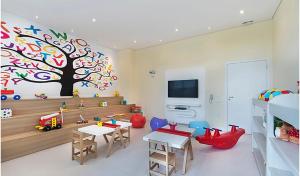 une chambre pour enfants avec une fresque murale sur les arbres dans l'établissement My Home Studio - GRU, à Guarulhos