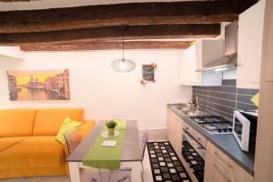 eine Küche mit einem Sofa und einem Tisch in einem Zimmer in der Unterkunft La Vida by Venicevillas in Venedig