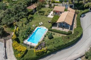 - une vue aérienne sur une maison avec une piscine dans l'établissement Villa Loukia, à Spartià