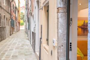 eine leere Straße in einer Stadt mit Fenster in der Unterkunft La Vida by Venicevillas in Venedig