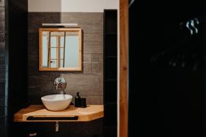 łazienka z umywalką i lustrem w obiekcie Chalet Knappenhütte w Villach