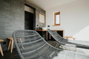 salon z dwoma krzesłami i stołem w obiekcie Chalet Knappenhütte w Villach +36 zdjęć