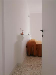 マリーナ・ディ・カメロータにあるCasa Quietaの白い壁のベッドルーム1室(ベッド1台付)