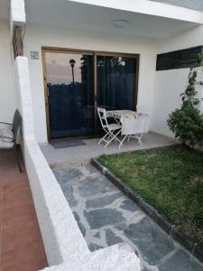 patio ze stołem i krzesłem w domu w obiekcie Quiet & Bright Apartment with private garden w mieście Maspalomas