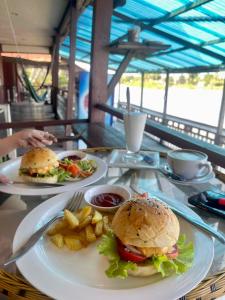 uma mesa com dois pratos de comida em Somphamit Guesthouse em Ban Khon