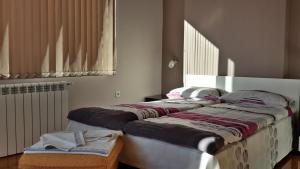 twee bedden naast elkaar in een kamer bij Kyurkchievi Guest House in Sapareva Banya