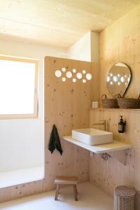 ein Bad mit einem Waschbecken und einem Spiegel in der Unterkunft Casa Ladoit - maison d'architecte vue sur vignes in Mercurey