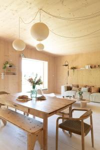 ein Esszimmer mit einem Holztisch und Stühlen in der Unterkunft Casa Ladoit - maison d'architecte vue sur vignes in Mercurey