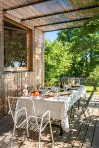 einen Tisch mit Teller mit Speisen auf einer Terrasse in der Unterkunft Casa Ladoit - maison d'architecte vue sur vignes in Mercurey