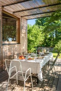 Restoran või mõni muu söögikoht majutusasutuses Casa Ladoit - maison d'architecte vue sur vignes