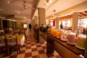 a restaurant with a long table with plates of food at Hotel Playa in San Clemente del Tuyú