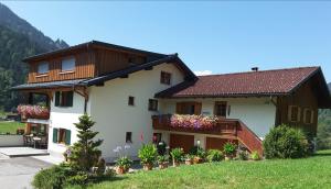 a house with flowers on the side of it at Loretz Luzia in Silbertal