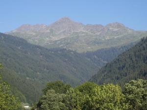 A general mountain view or a mountain view taken from Az apartmant