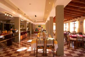 Un restaurant u otro lugar para comer en Hotel Playa