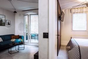 Zimmer mit einem Bett, einem Sofa und einem Tisch in der Unterkunft Henri IV - 2 Pièces - Parking gratuit in Billère