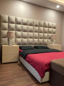 Schlafzimmer mit einem Bett mit einem großen gepolsterten Kopfteil in der Unterkunft Golden Rose Suit in Istanbul