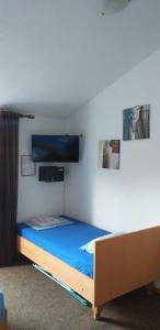 Schlafzimmer mit einem Bett mit blauer Matratze in der Unterkunft Apartment Matkovic in Tivat