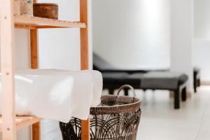 ein Korb mit Handtüchern auf einem Regal in einem Zimmer in der Unterkunft Granetal.Quartier in Hahnenklee-Bockswiese