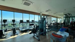 Fitness centrum a/nebo fitness zařízení v ubytování Astra Sky River Condo