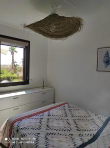1 dormitorio con cama, espejo y ventana en Appartement Vue Mer Grand Plage 4 pers, en Le Barcarès