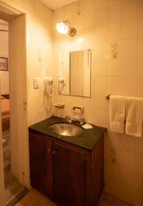 a bathroom with a sink and a mirror at Hotel Playa in San Clemente del Tuyú