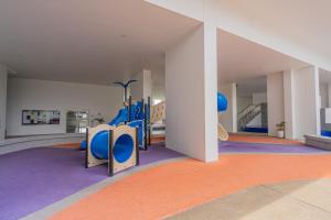 uma sala com um parque infantil com equipamento azul em Spacious 3-bedroom condo for 5 Pax @ Titiwangsa Sentral KL em Kuala Lumpur