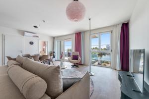 a living room with a couch and a table with chairs at Karl und Anton Boutique Apartments in Vienna