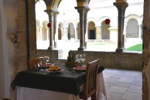 Restaurace v ubytování Monestir de Les Avellanes