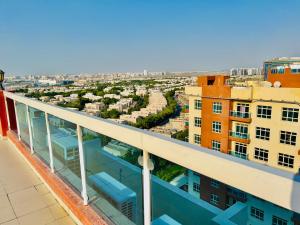 balcón con vistas a la ciudad en Calm&Cozy1BR- Dubai Silicon Oasis-15min-Dxb airpt, en Dubái